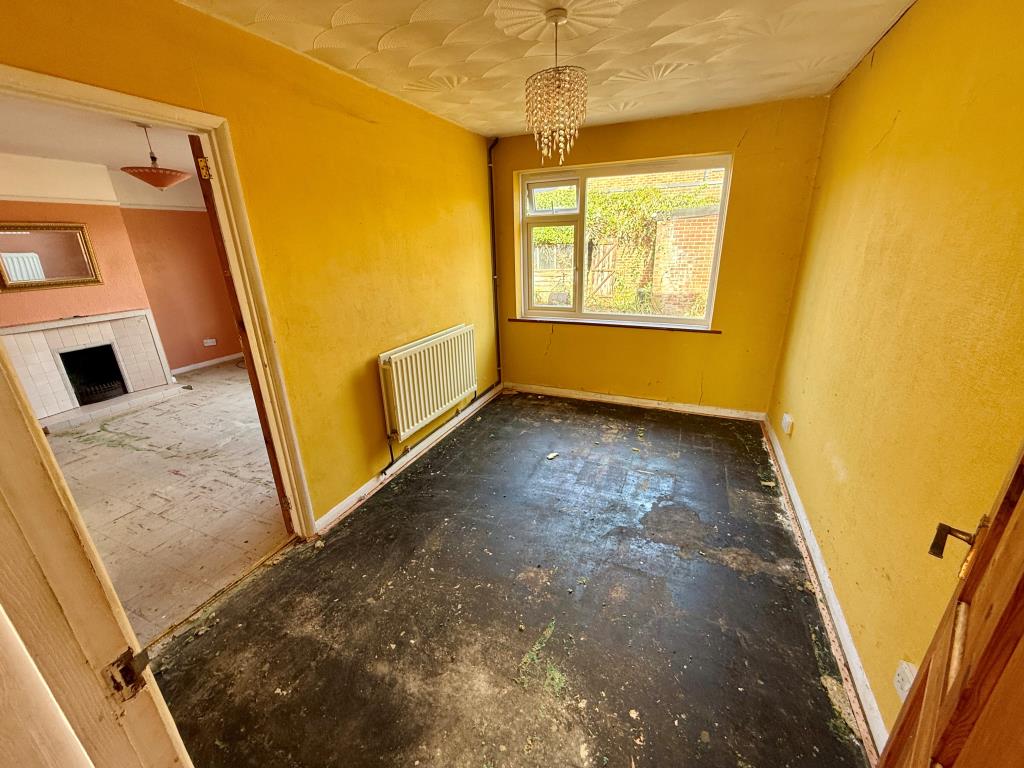 Lot: 11 - SEMI-DETACHED HOUSE FOR REPAIR WITH POTENTIAL TO EXTEND - Dining room